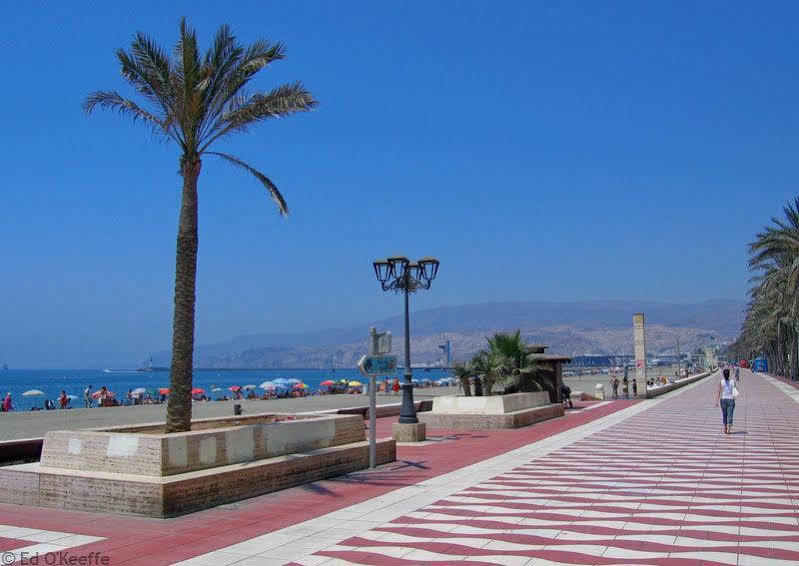 Apartamentos 16:9 Playa Suites Almería Dış mekan fotoğraf